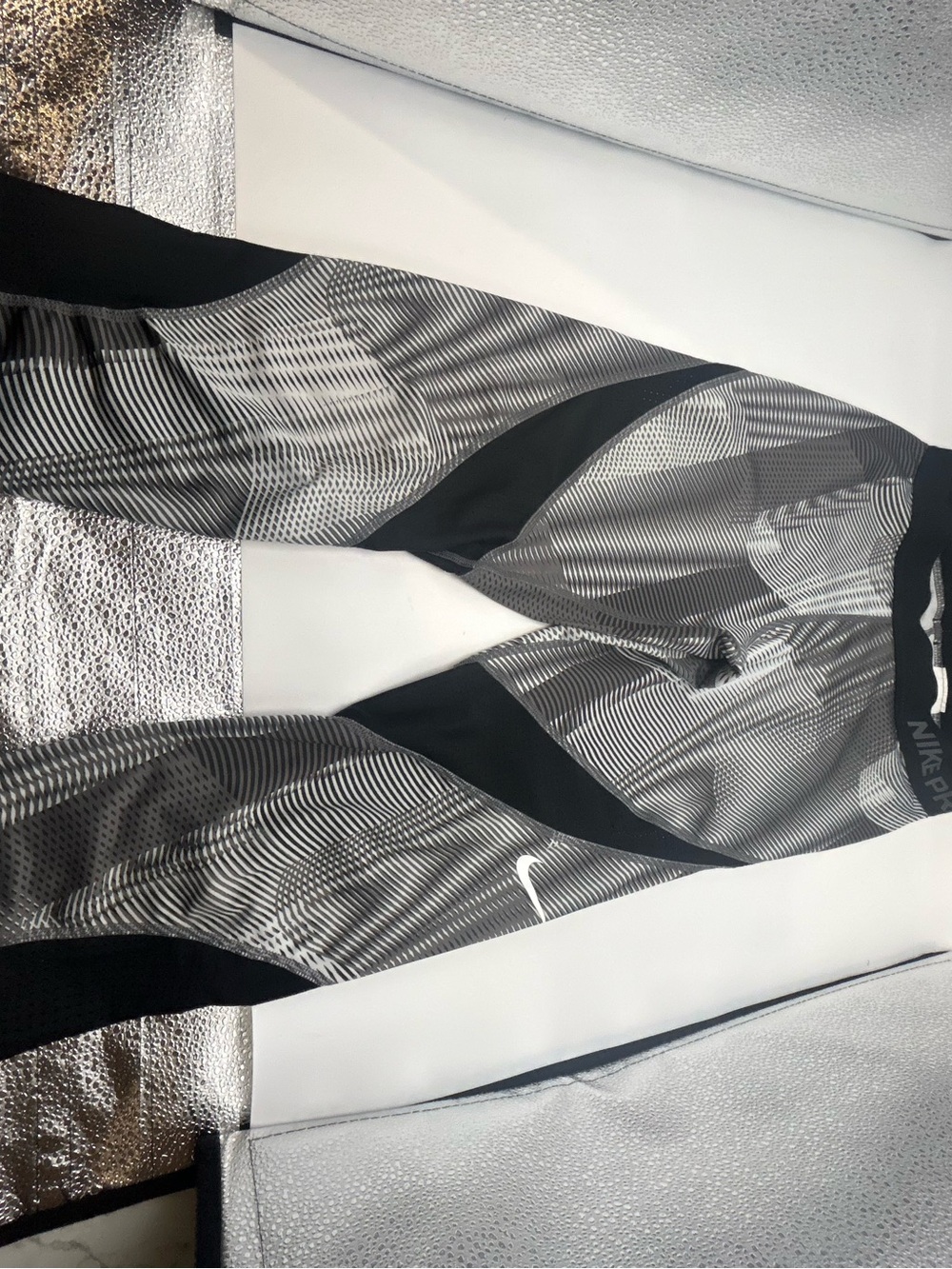 Nike Pro Black & Gray Wave-Pattern Performance Leggings